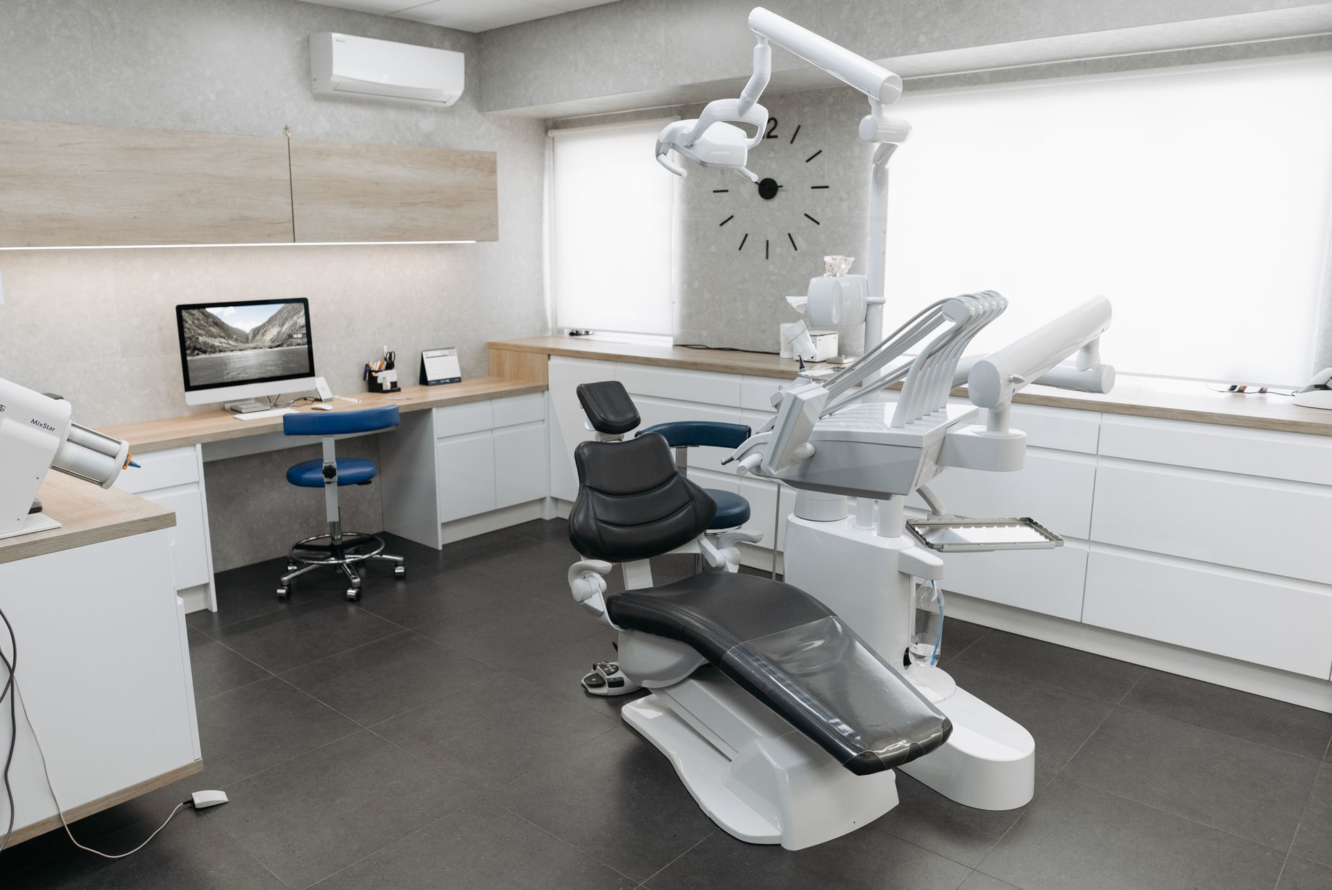 Gabinete dental luminoso y equipado