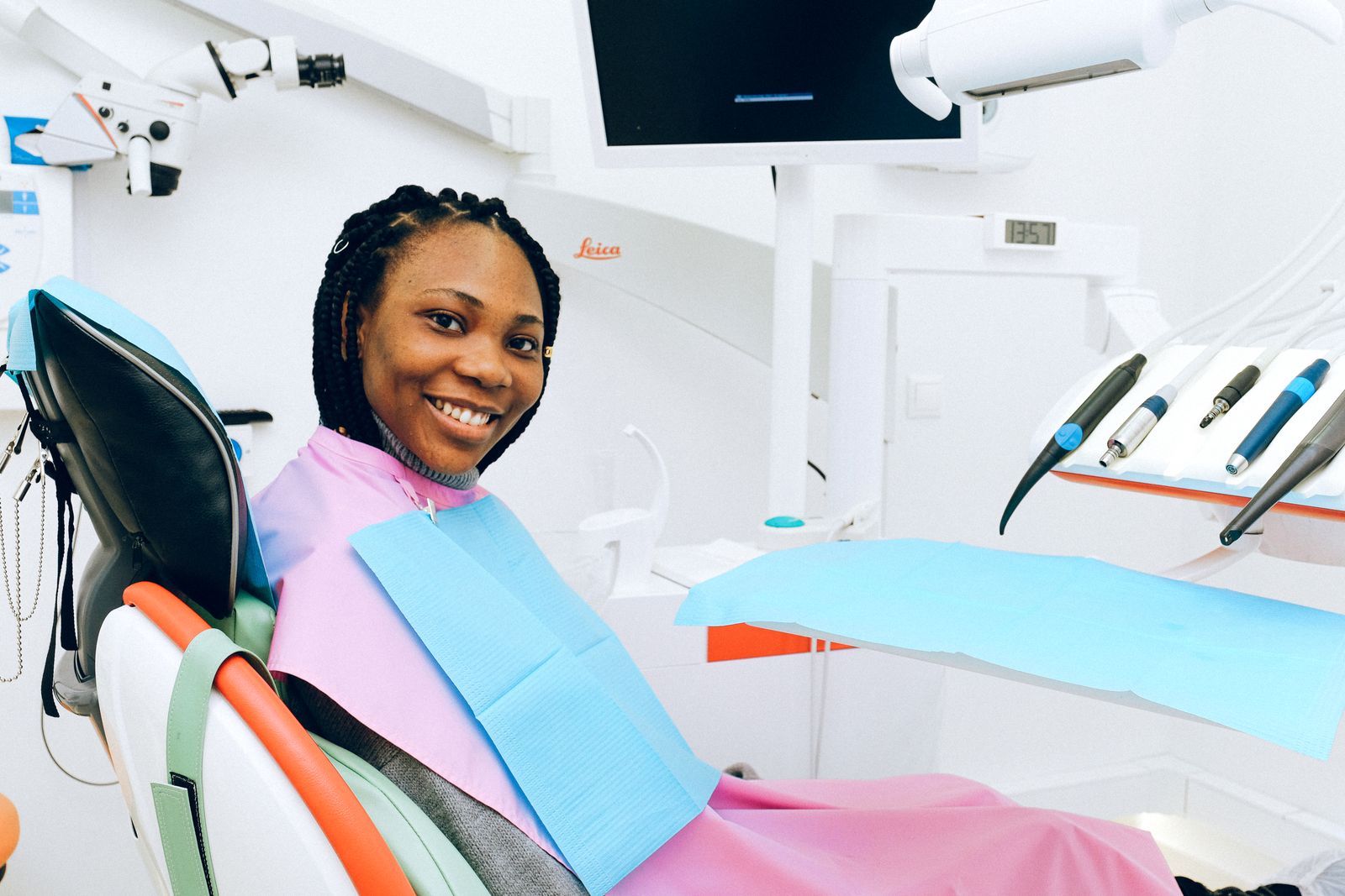 Paciente sonriendo en el sillón de una clínica dental